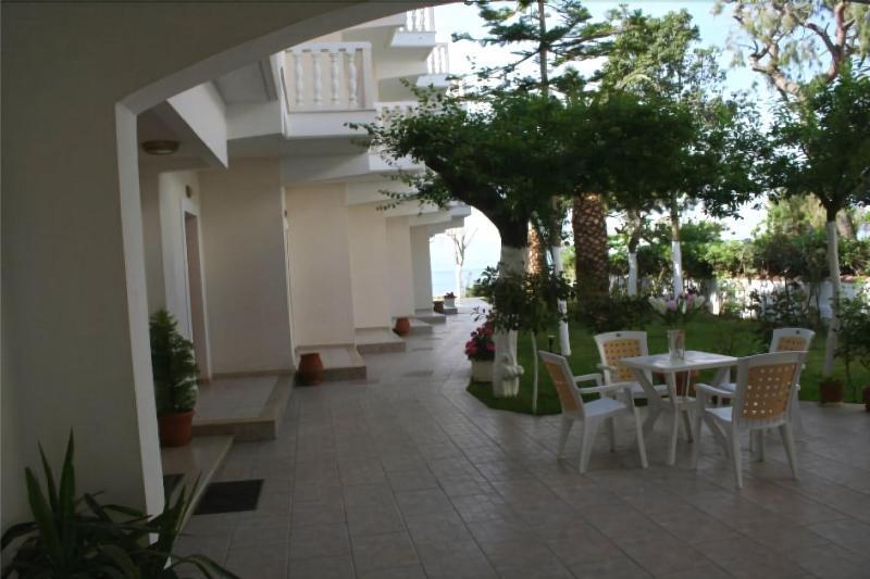 Posidonia Pension Amarynthos Buitenkant foto