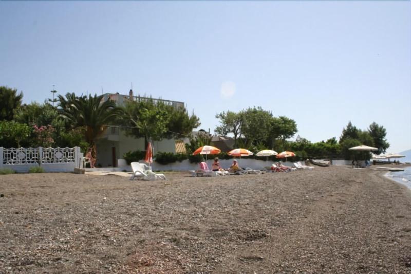 Posidonia Pension Amarynthos Buitenkant foto