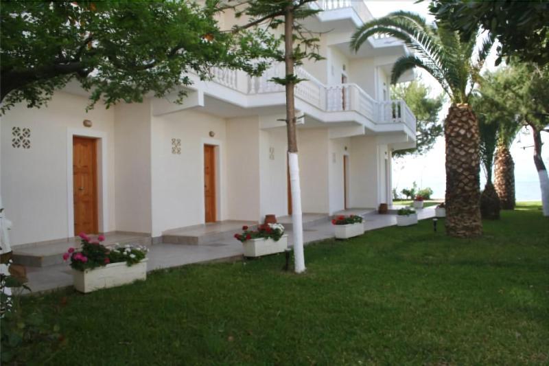 Posidonia Pension Amarynthos Buitenkant foto