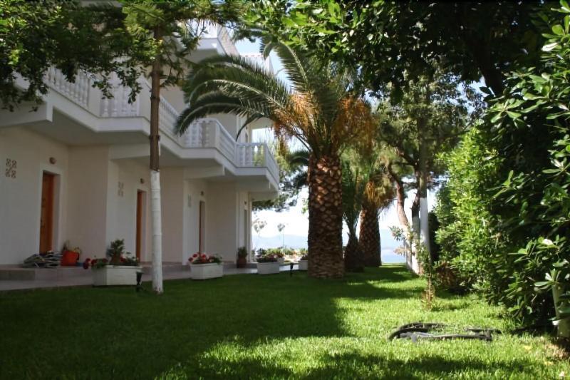 Posidonia Pension Amarynthos Buitenkant foto