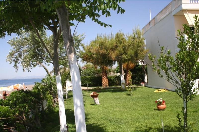 Posidonia Pension Amarynthos Buitenkant foto