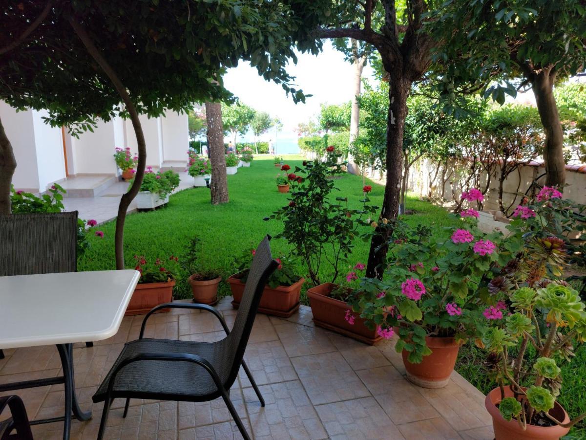 Posidonia Pension Amarynthos Buitenkant foto