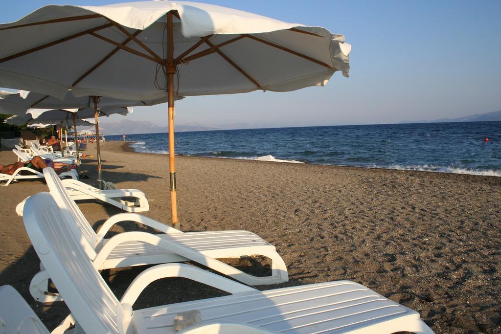 Posidonia Pension Amarynthos Buitenkant foto