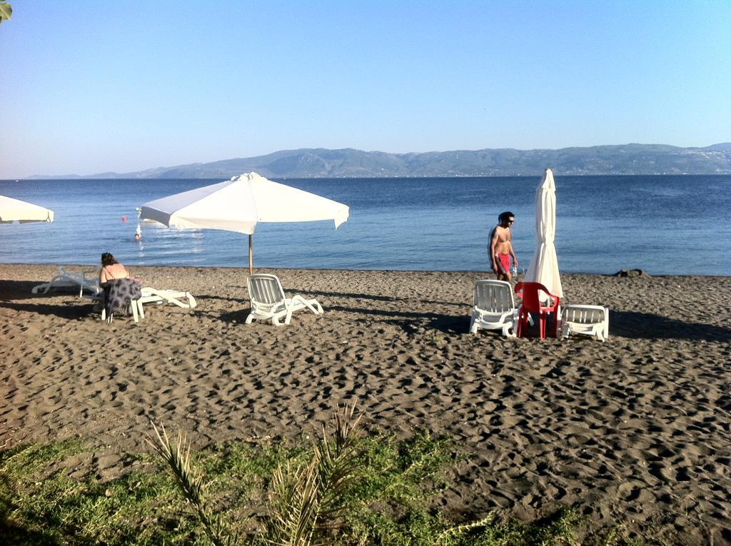 Posidonia Pension Amarynthos Buitenkant foto