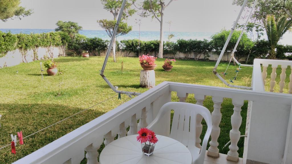 Posidonia Pension Amarynthos Buitenkant foto
